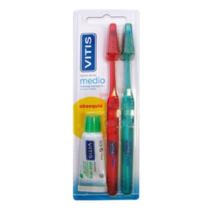 Une demi-brosse à dents + du dentifrice